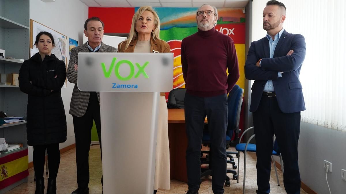 La procuradora de Vox por Zamora, María Luisa Calvo, en un acto de partido en Zamora.