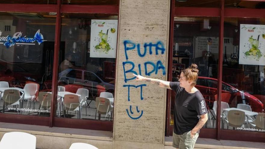 Los grafitis realizados en la fachada de la cafetería