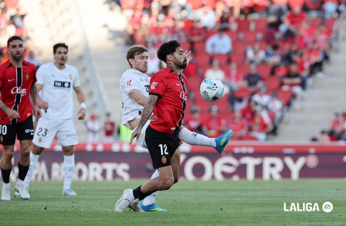 Samu Costa y Lucas Beltrán pugnan por la pelota en la primeta mitad del partido