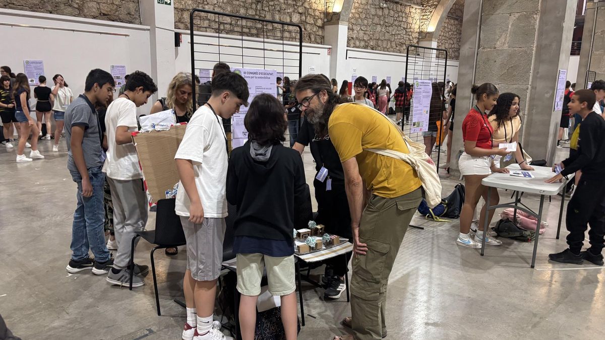 Natxo Tarrés escoltant l’explicació d’uns dels projectes del Congrés d’Ecociutat