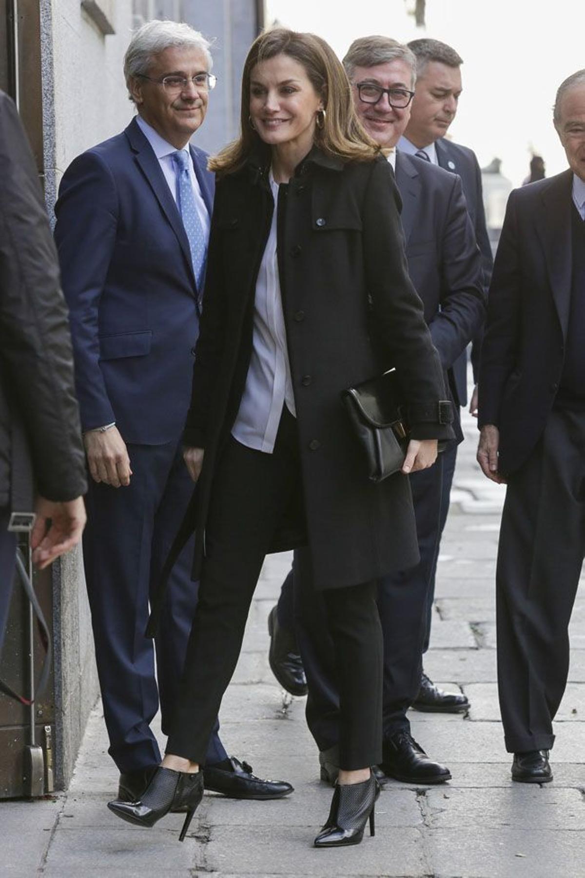 Letizia Ortiz con abrigo negro y botines de Hugo Boss