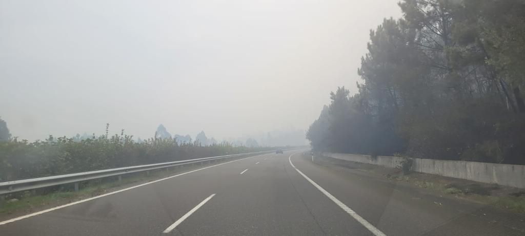 Reapertura al tráfico de la Autovía del Cantábrico en Ribadeo, que resultó afectada por el humo de un incendio en Lugo
