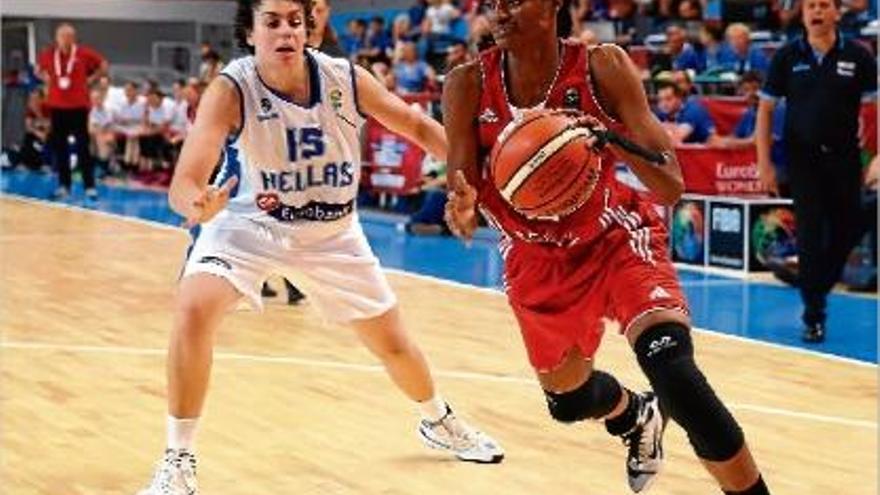 La nacionalitzada Lara Sanders, defensada per Spanou en un Grècia-Turquia, destaca molt a l&#039;Agü Spor.