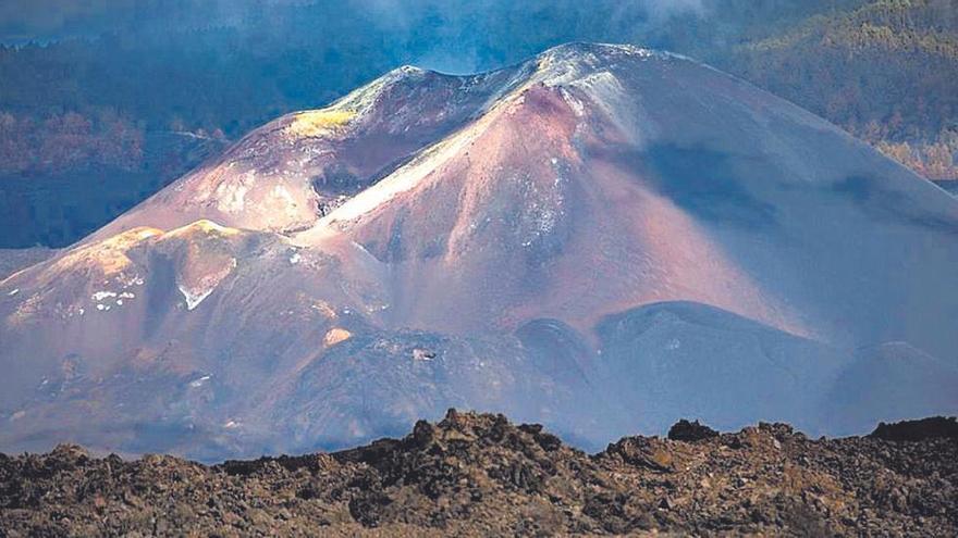 Un nuevo estudio revela una “anomalía” en la dorsal del volcán de Cumbre Vieja