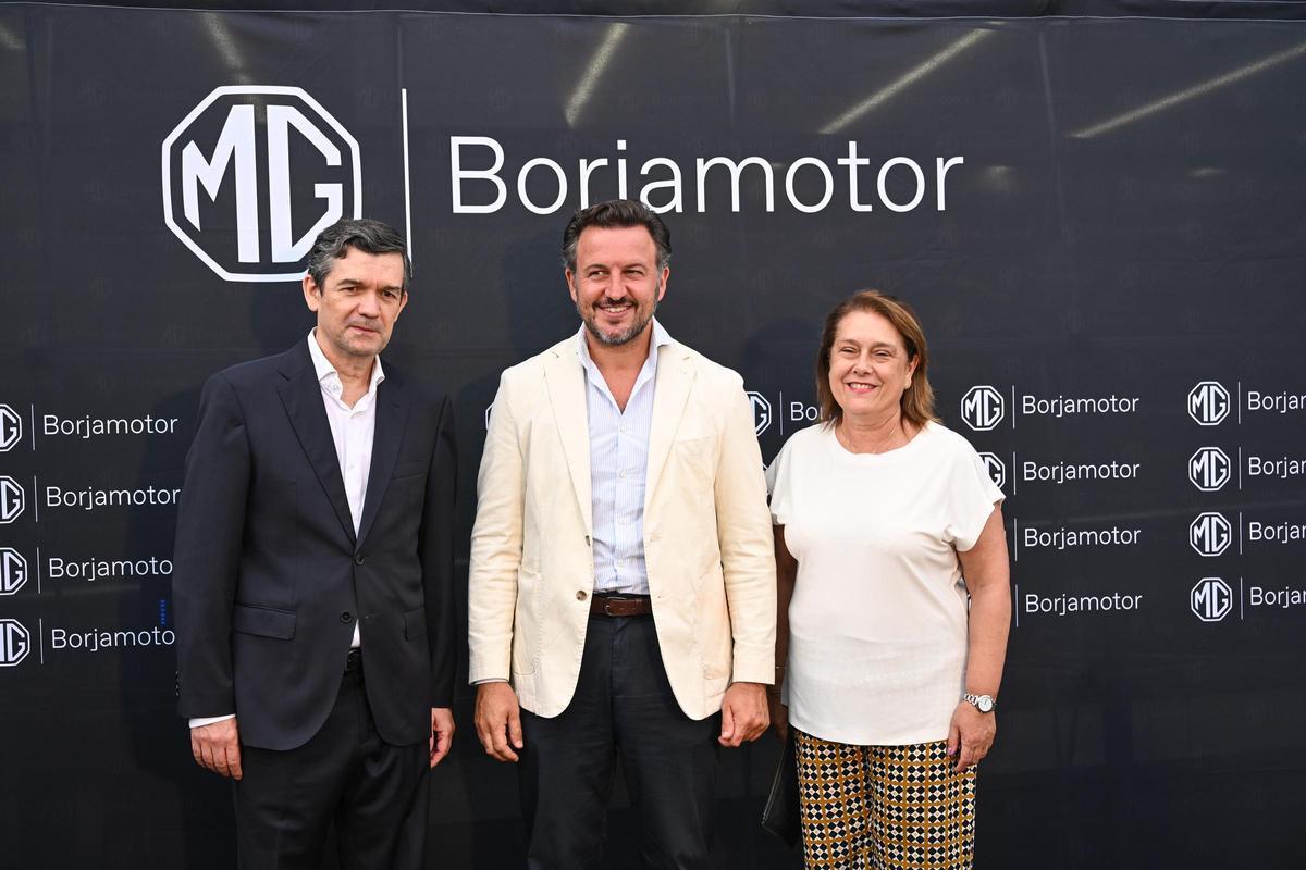 Manuel Torrecillas, CEO de MG Borjamotor, junto a Pablo Ruz, alcalde de Elche y Caridad Martínez, concejal de Comercio.