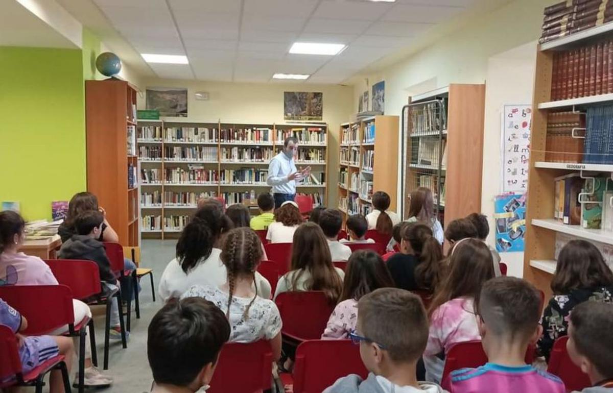 La biblioteca acogió la charla de David Lozano con los escolares. | SERVICIO ESPECIAL