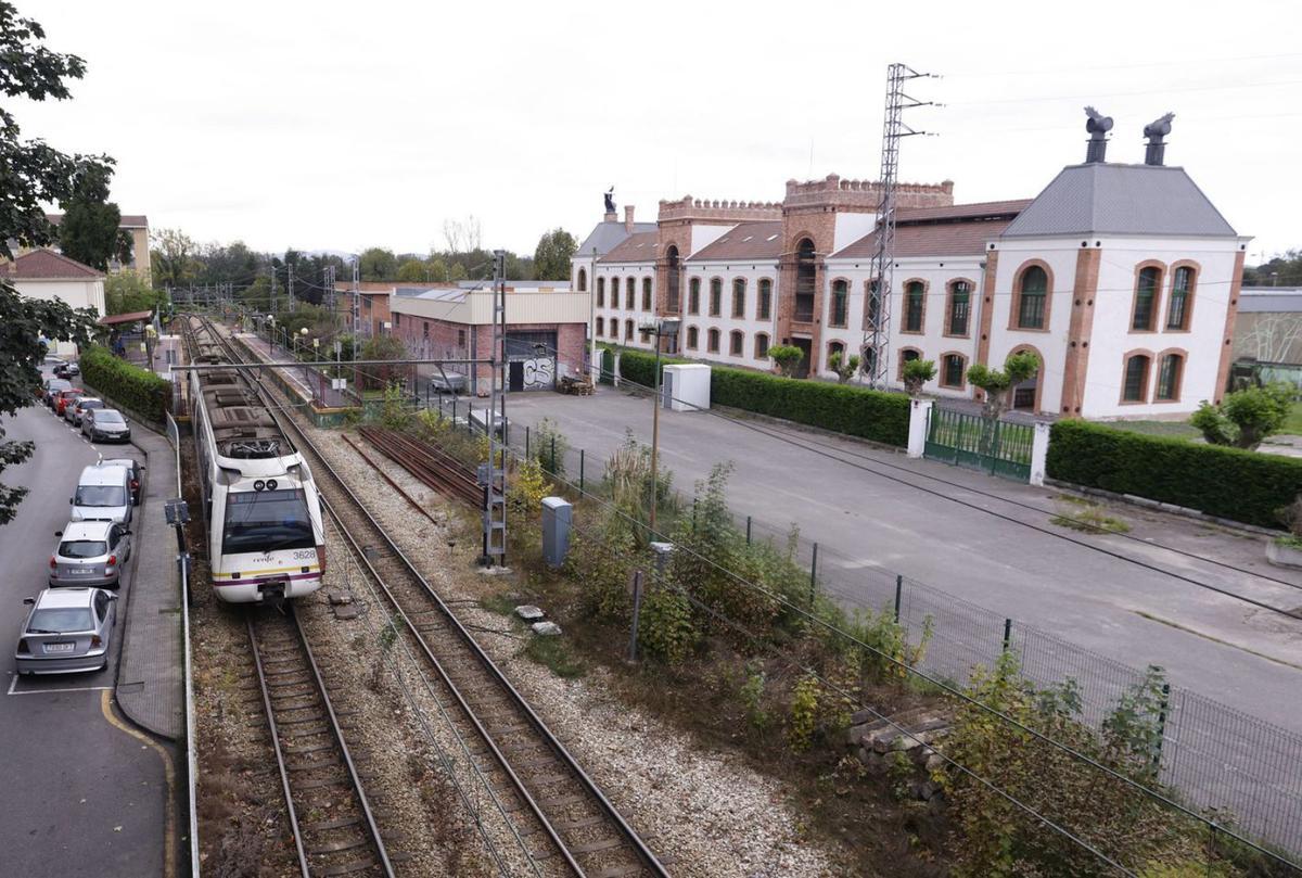 La antigua fábrica del Águila Negra, frente a la estación de tren de Colloto. | LUISMA MURIAS