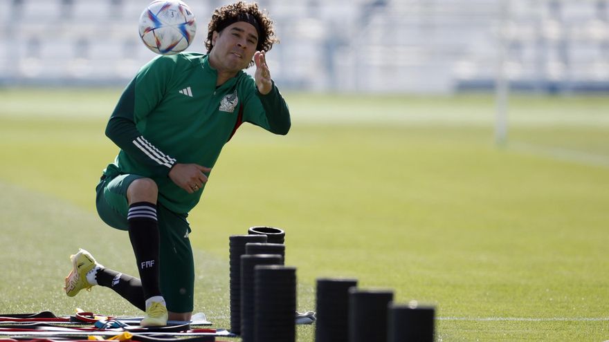 La selección ha salido al entrenamiento previo a la final con petos rosas en apoyo a la lucha contra el cáncer de mama.