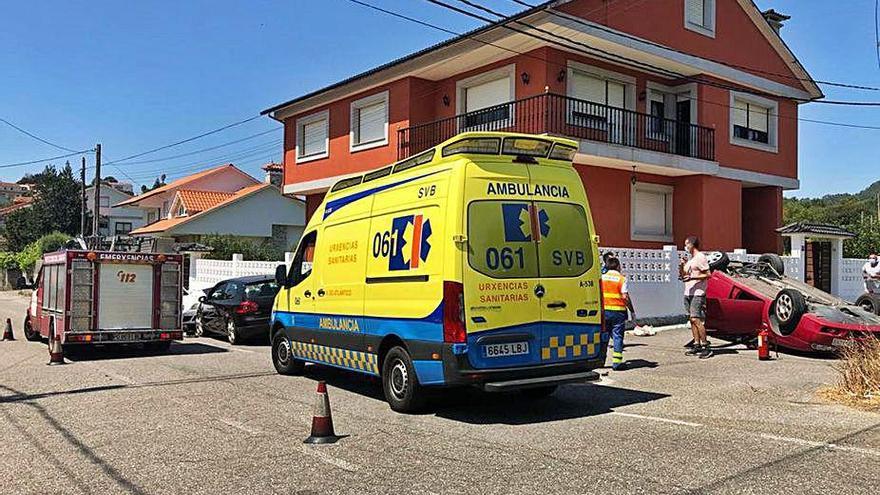 Dos conductoras heridas en una colisión en un cruce en O Tobal, en Darbo