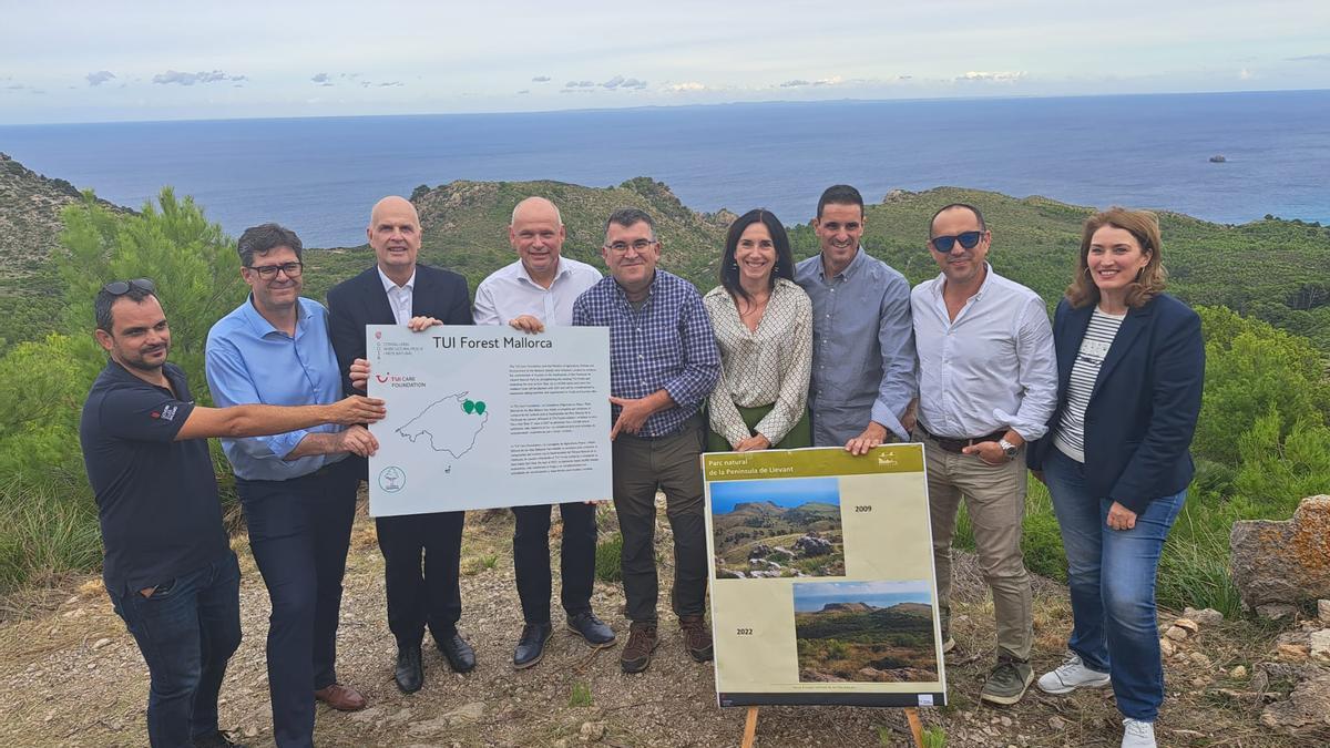 Tui pflanzt Bäume im Parc de Llevant, mit dem balearischen Landwirtschaftsminister Joan Simonet (Mitte). Links daneben CEO Sebastian Ebel und Tui Care-Vorsitzender Thomas Ellerbeck.