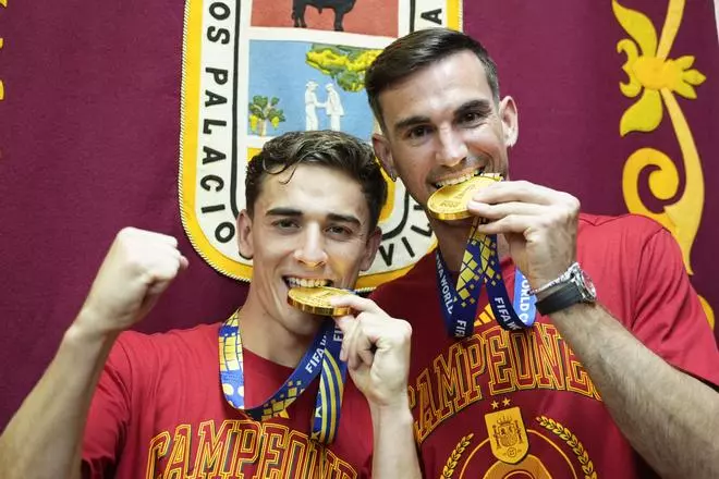 Las mejores imágenes del homenaje de Los Palacios a Gavi y Fabián