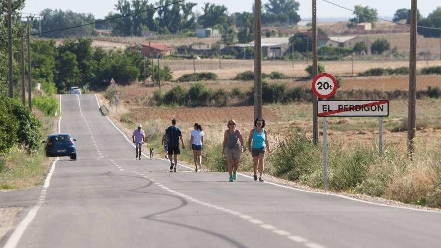 Los vecinos de El Perdigón estrenan la nueva calzada que une el municipio con Morales