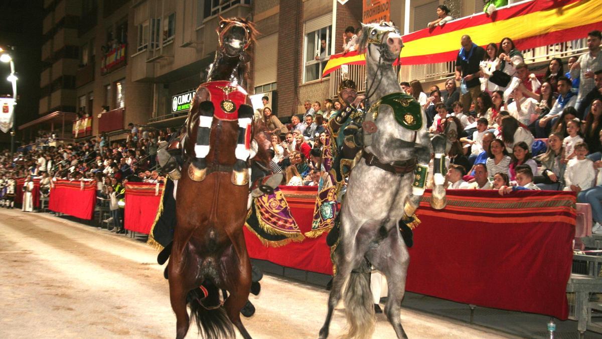 Dos caballos blancos en corbeta en la procesión de este Viernes de Dolores.