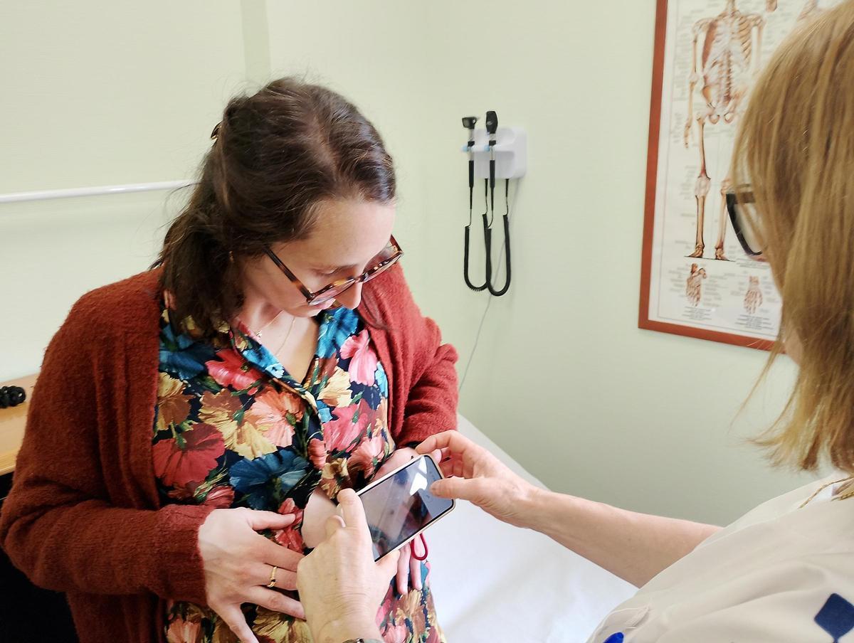 La teledermatología ya está implantada en toda la comarca del Oriente.