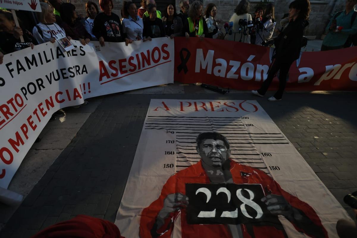 Decenas de valencianos se concentran frente a las Corts para pedir el enjuiciamiento de Mazón por su gestión de la dana