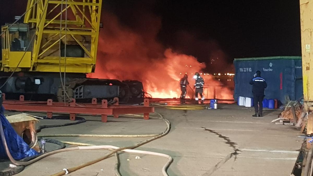 Los bomberos intentan sofocar el fuego.