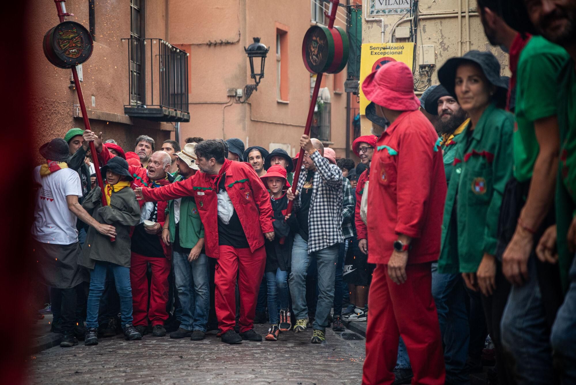 Les millors fotos dels primers salts del passacarrers de la Patum 2025