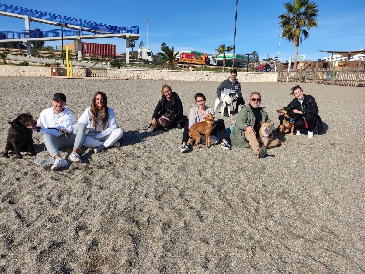 Pedro Gil, presidente de AMMAM, ayer con otros dueños de perros en la playa canina de Fuengirola.