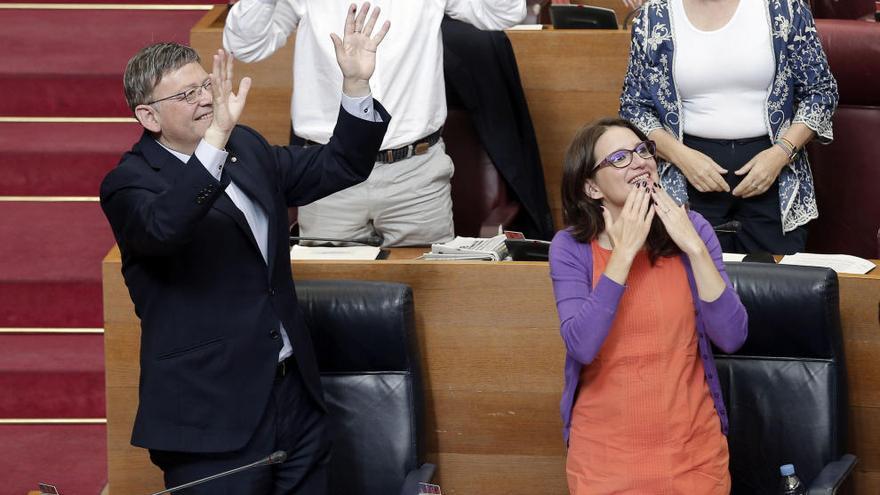 Puig y Oltra apaluden en lenguaje de signos