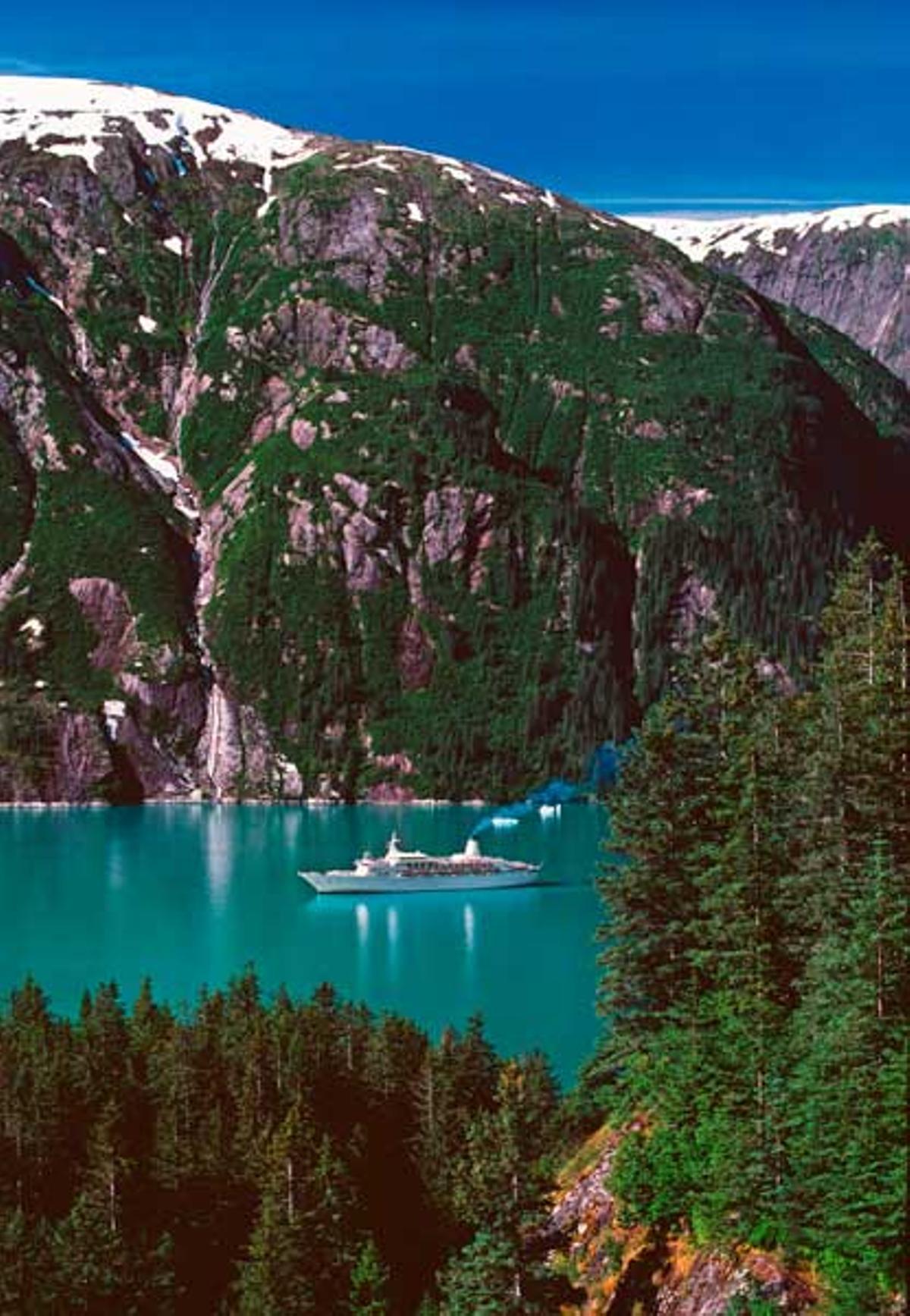 Crucero surcando el fiordo Tracy Arm en Alaska. Crucero surcando el fiordo Tracy Arm en Alaska.