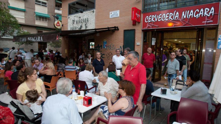 Vista exterior de la terraza de la cervecería Niágara inaugurada esta semana, ubicada al lado de la cafetería del mismo nombre. Ambos locales son de los mismos propietarios.