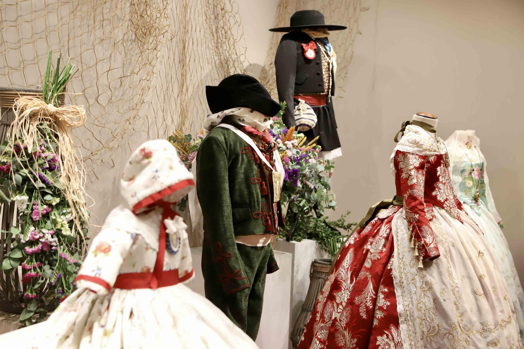 El Corte Inglés y la Federació de les Fogueres de Sant Joan inauguran “Els xiquets de la festa”, una exposición homenaje a los artistas, foguerers y barraquers infantiles