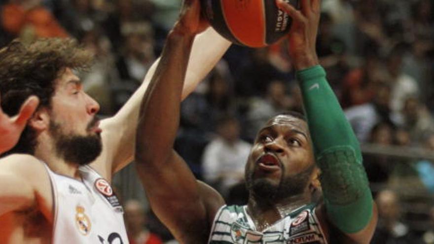 El jugador del Zalguiris Justin Dentmon (d) entra a canasta ante Sergio Llull