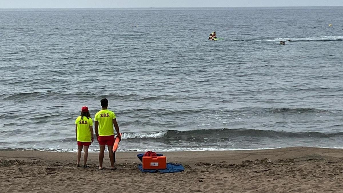 Una imagen de archivo de dos socorristas, en una playa de Lorca.