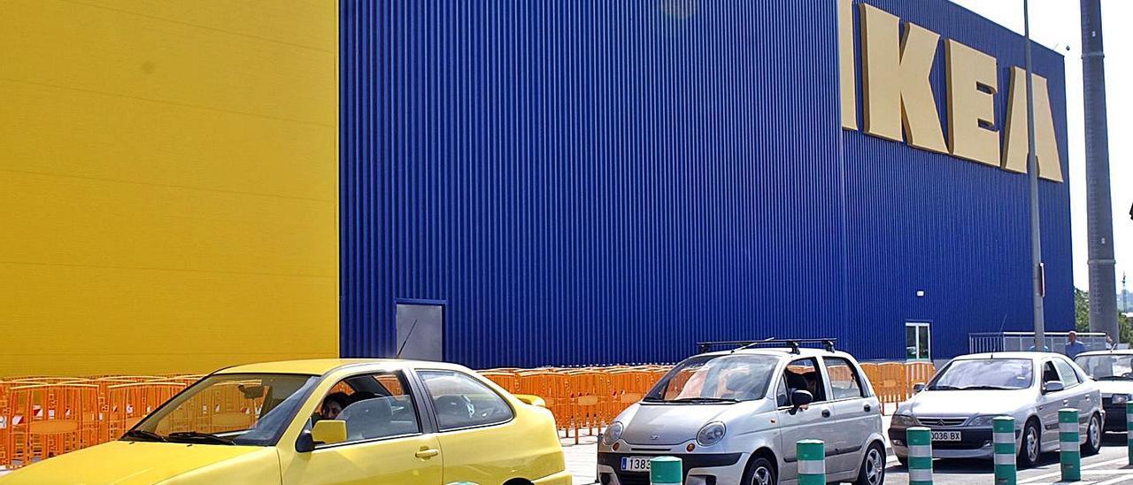 Cola de vehículos a la entrada de Ikea en Paredes para recoger productos. | R. A. I.