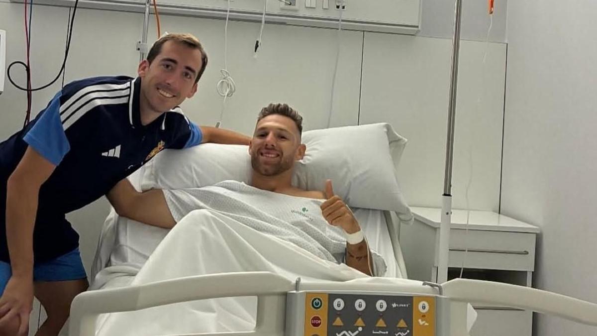 Rubén Díez y Diego González, en la habitación del Hospital Quironsalud.