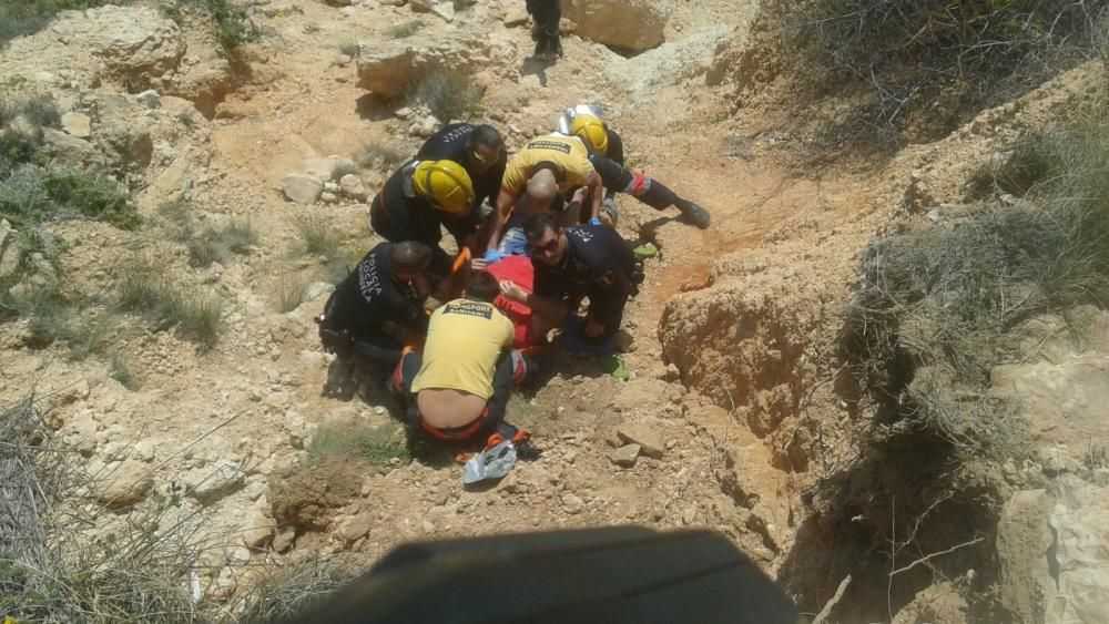 Bomberos, policía local y Guardia Civil han rescatado a un británico que se ha precipitado desde varios metros de altura cuando accedía a la cala