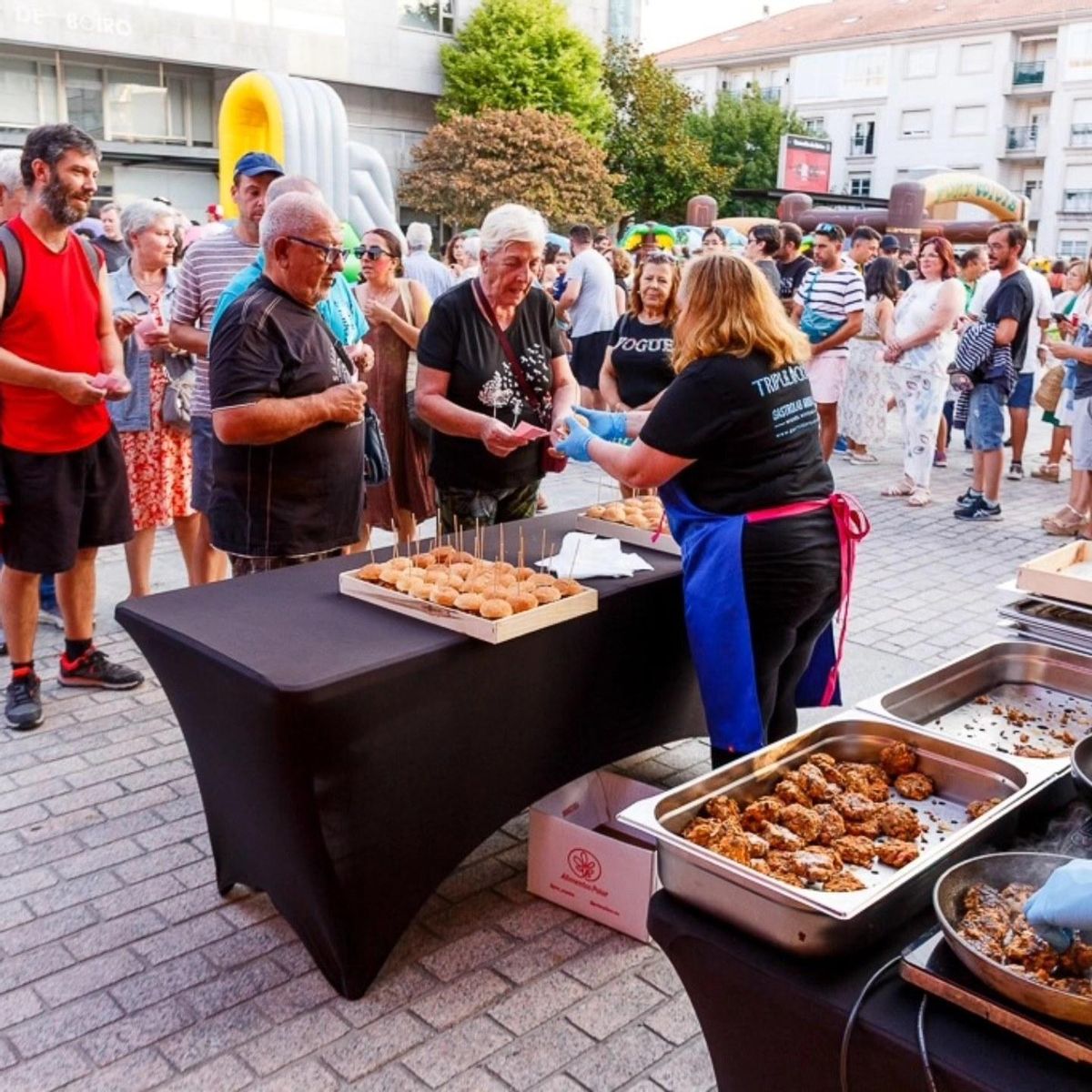 En la fiesta se repartieron 600 mini hamburguesas de mejillón.