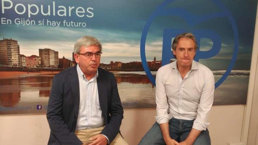 Por la izquierda, Mariano Marín, presidente del PP de Gijón, con Íñigo de la Serna, ayer, en la sede del grupo.