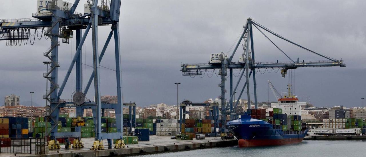 Un barco carga contenedores en el Puerto de Alicante.  | PILAR CORTÉS