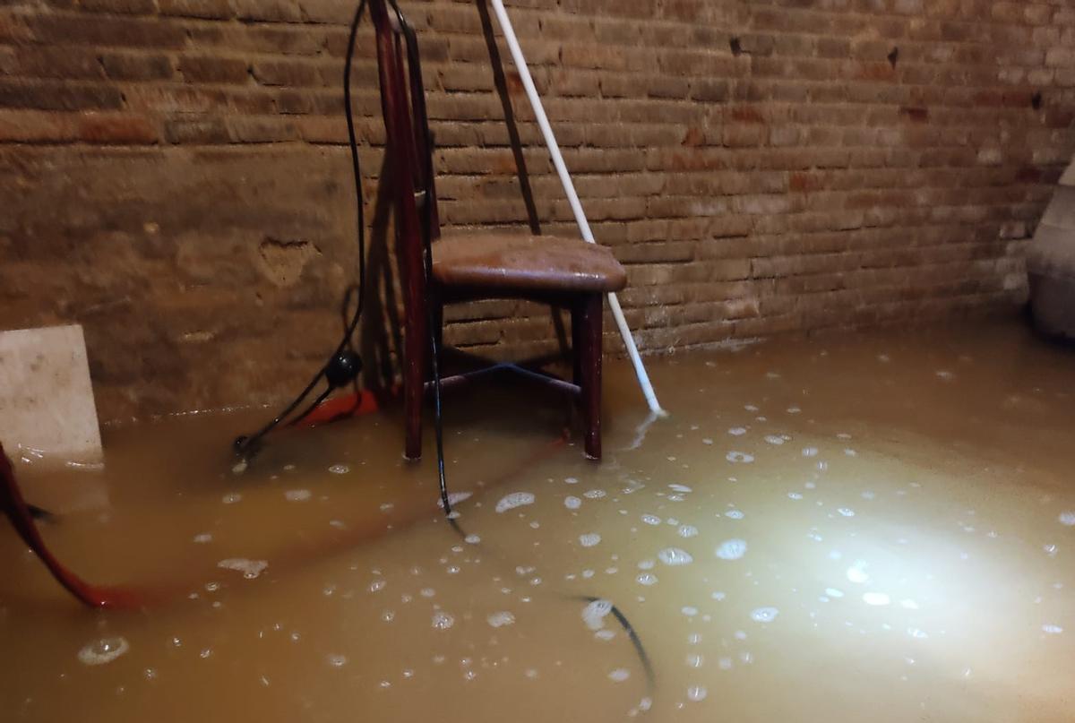 Interior de la bodega en la que los bomberos tuvieron que achicar agua