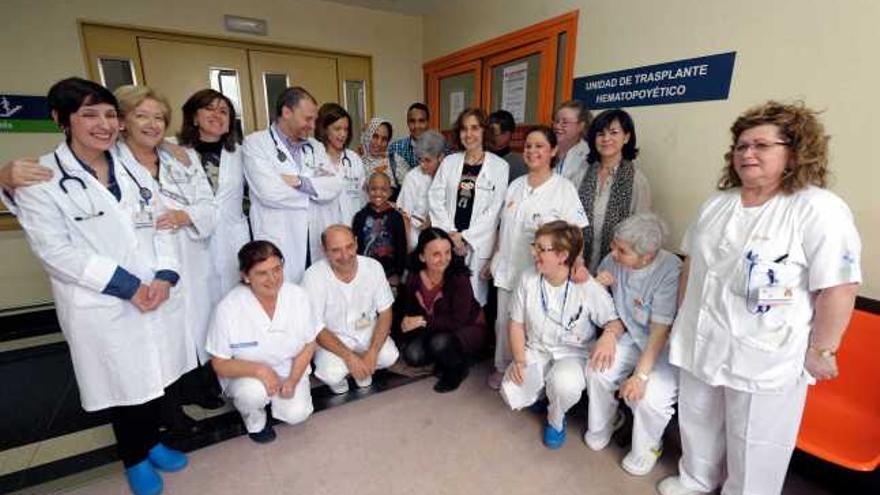 Parte del equipo de trasplante de médula del HUCA, con un paciente y su familia. De izquierda a derecha, de pie, Ana Julia González (médica), Consuelo Rayón (jefa de sección), Ana Pilar González (médica), Carlos Vallejo (director del programa de trasplante), Pilar Palomo (hematóloga pediátrica), Limam Omar, Jadijetu Jalifa, Budbuda Omar, Laudelina Fernández (auxiliar), Soledad González (hematóloga pediátrica), Adelina Antuña (enfermera), Loli, Emilia Mayor (secretaria) y Ana Remedios Rollán (auxiliar). Agachados, Eva Baniela (enfermera), José Antonio Carvajal (supervisor), Ana Palacio (de Cruz Roja), Marisa White (auxiliar) y Ana Chito (limpiadora). | nacho orejas