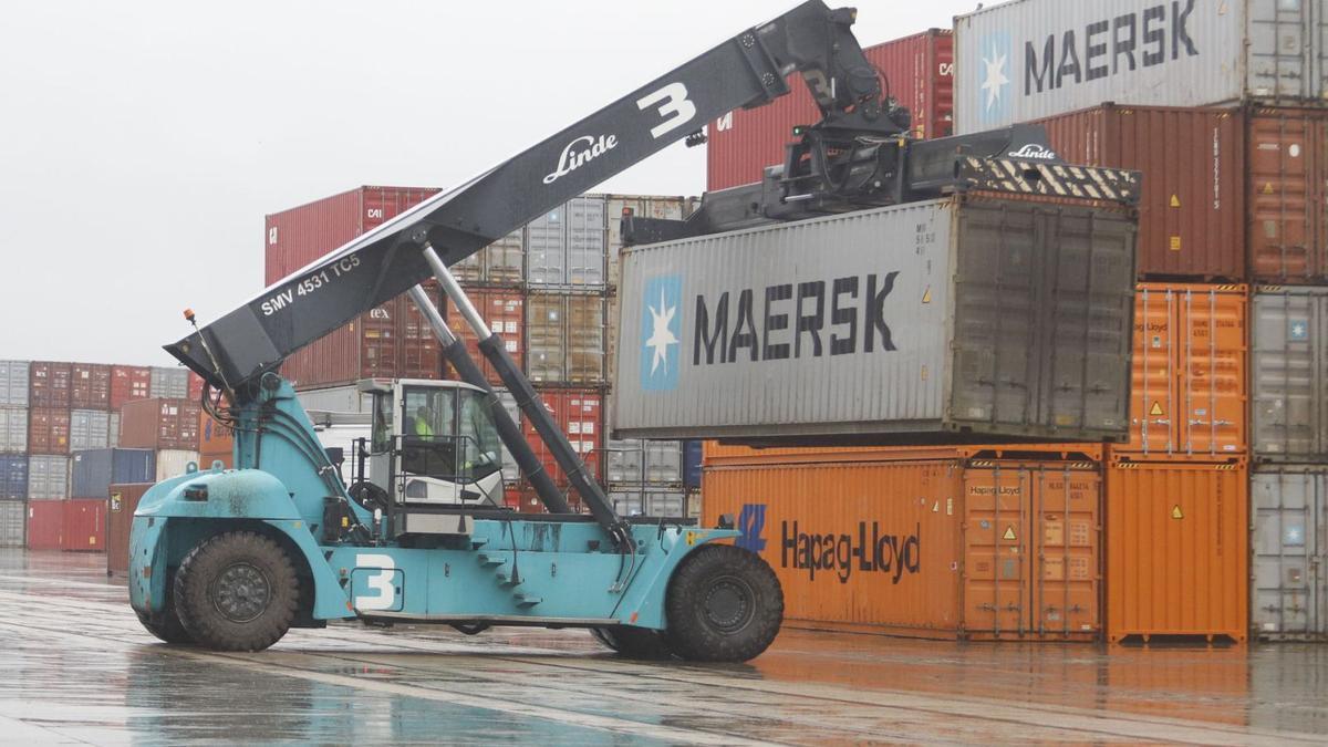 Movimiento de contenedores de mercancías en la Terminal Marítima de Zaragoza (TMZ), el pasado martes. | JOSEMA MOLINA