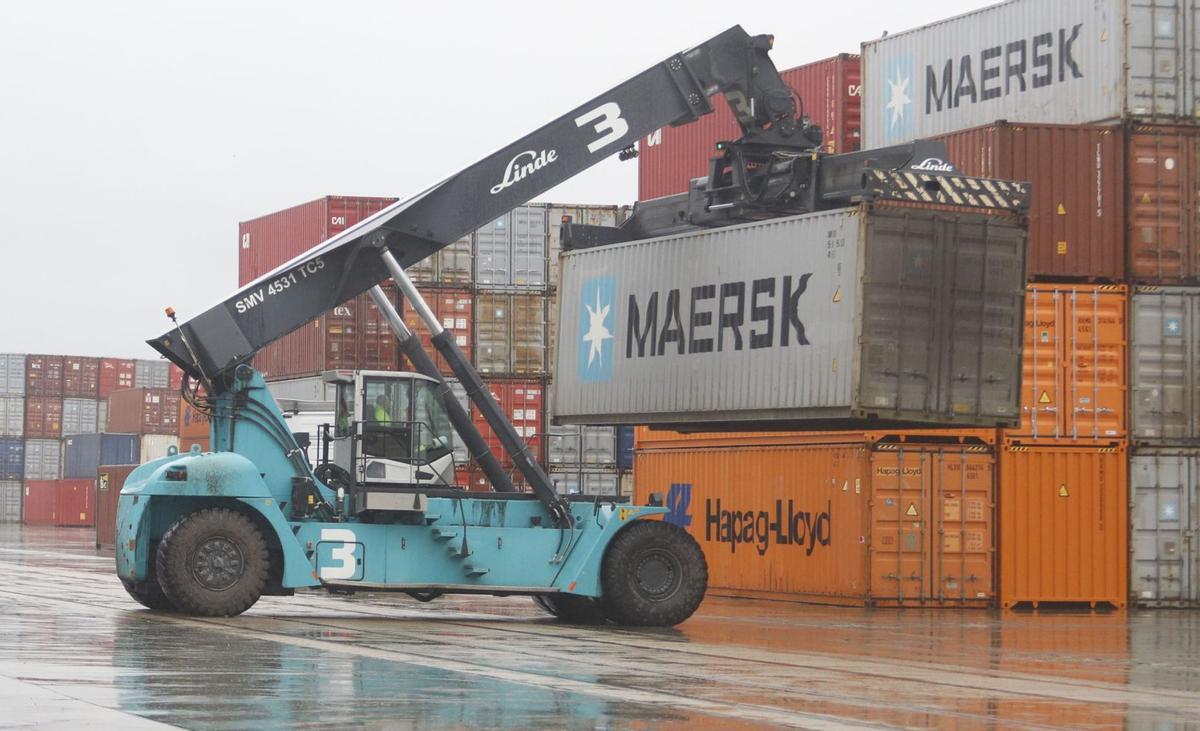 Movimiento de contenedores de mercancías en la Terminal Marítima de Zaragoza (TMZ), el pasado martes. | JOSEMA MOLINA