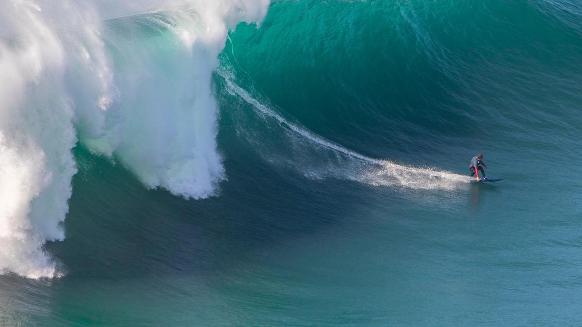 El surfista hawaiano Kai Lenny no se perdió esta cita con las olas gigantes de Nazaré.