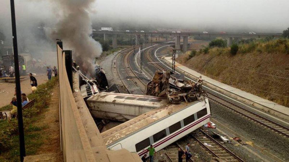 La locomotora del tren s’ha incendiat després de l’accident.