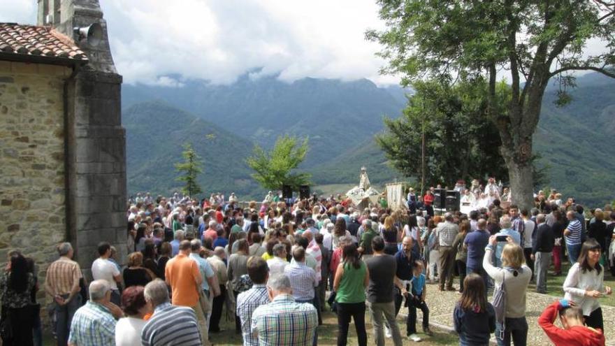 Fieles ayer en el santuario del Cébrano. c.peyroux