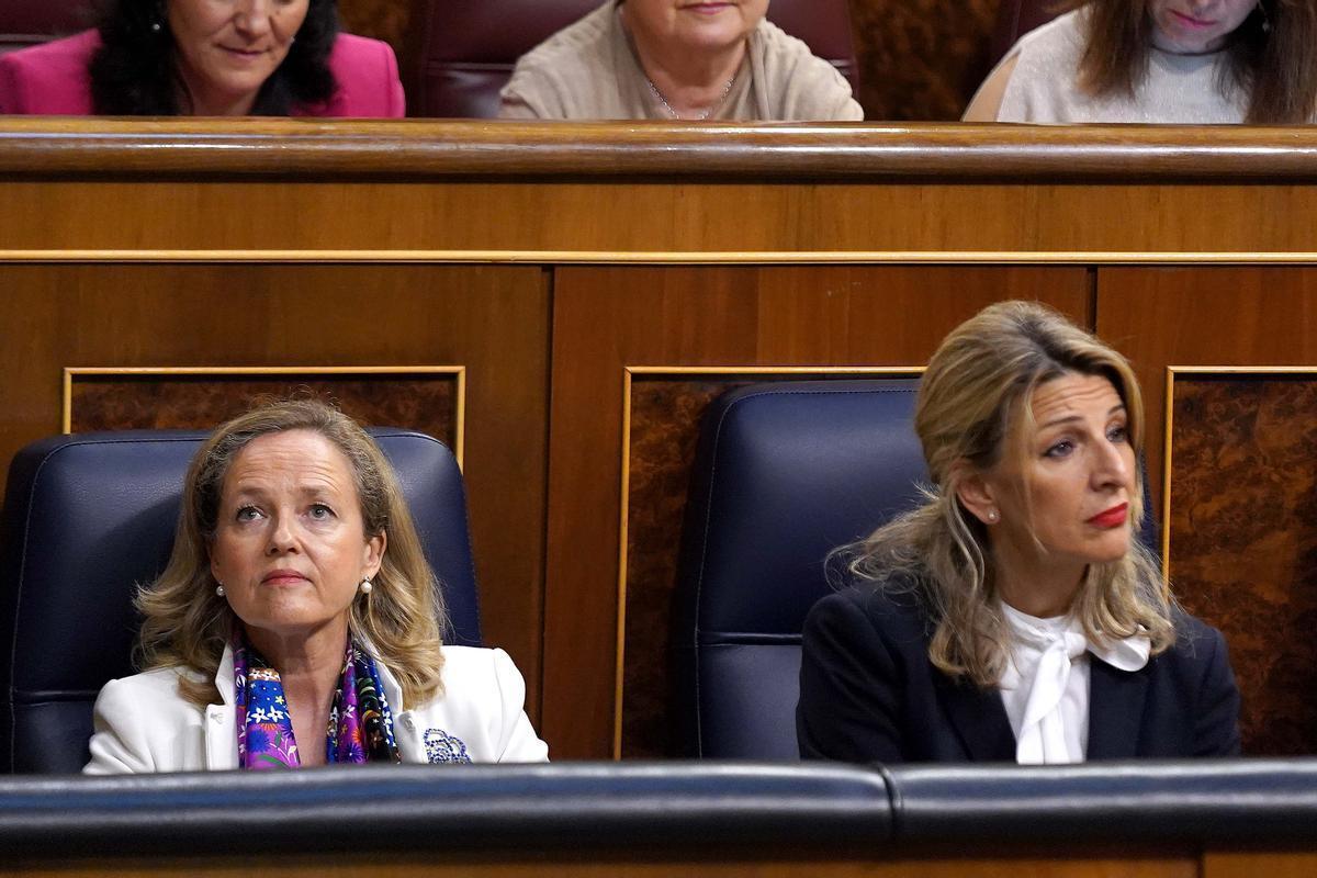 Las vicepresidentas Nadia Calviño y Yolanda Díaz durante un pleno del Congreso.