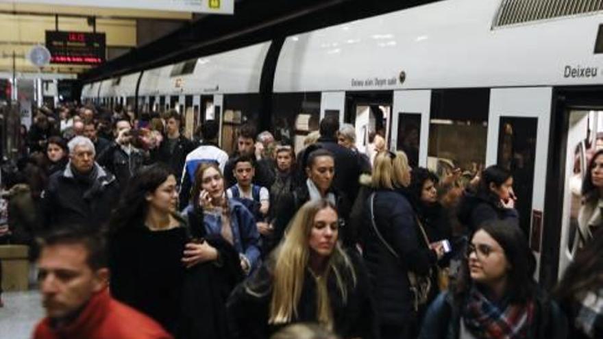 Aglomeraciones de usuarios por los paros en Metrovalència.