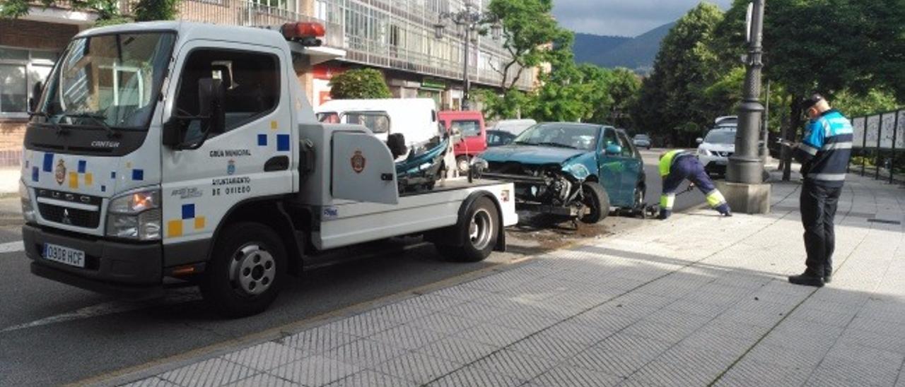 Una grúa municipal de Oviedo.