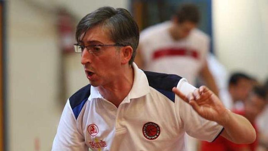 Moncho Fernández gesticula durante un entrenamiento