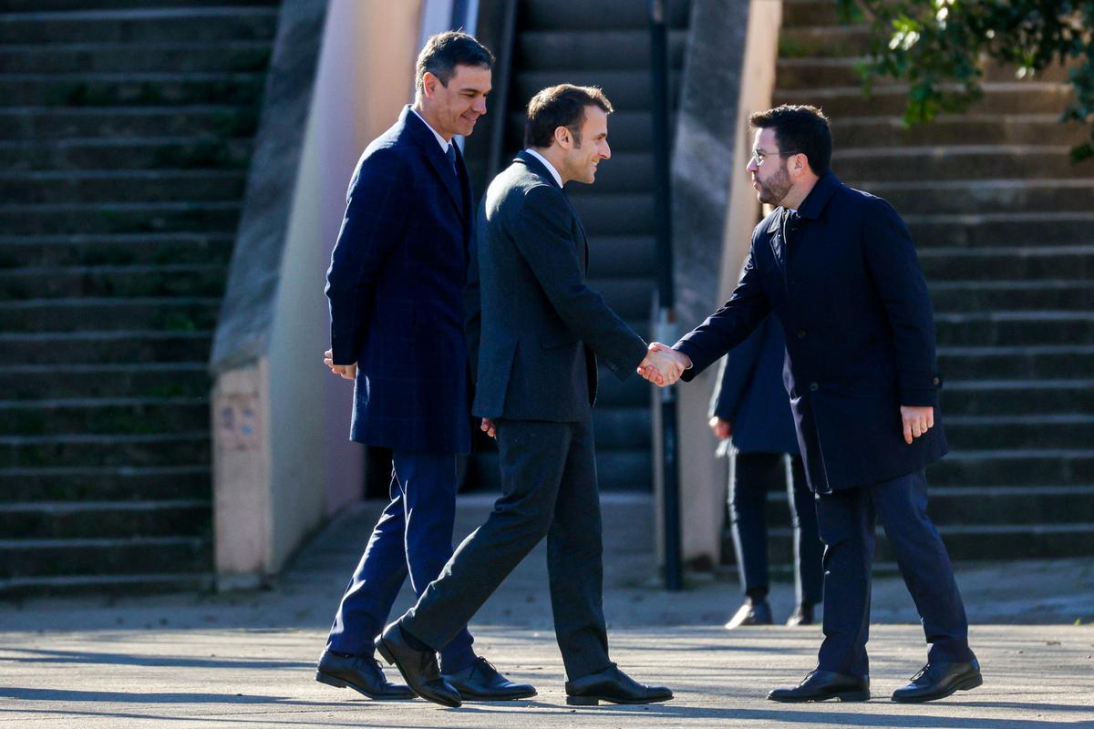 BARCELONA, 19/01/2023.- El presidente de la Generalitat, Pere Aragonés (d), recibe al presidente del Gobierno, Pedro Sánchez (i), y al presidente galo, Emmanuel Macron (c), al comienzo de la Cumbre Hispanofrancesa que se celebra, este jueves, en Barcelona. EFE/ Quique García