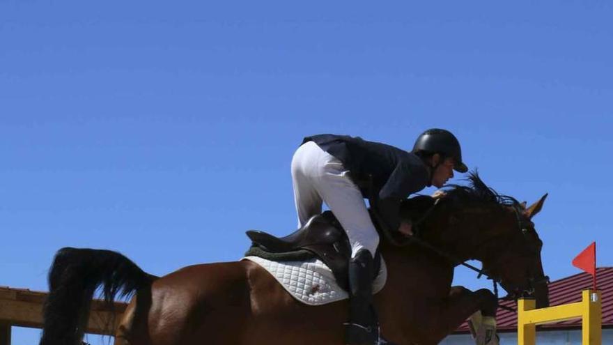 El jinete de Equus Duri Enrique García en pleno salto.