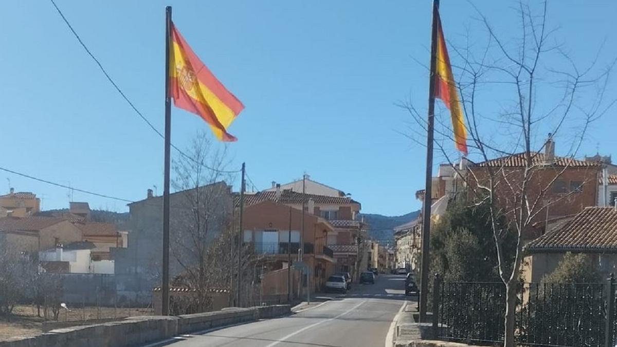 Dos grandes banderas de España dan la bienvenida a vecinos y visitantes en El Toro.