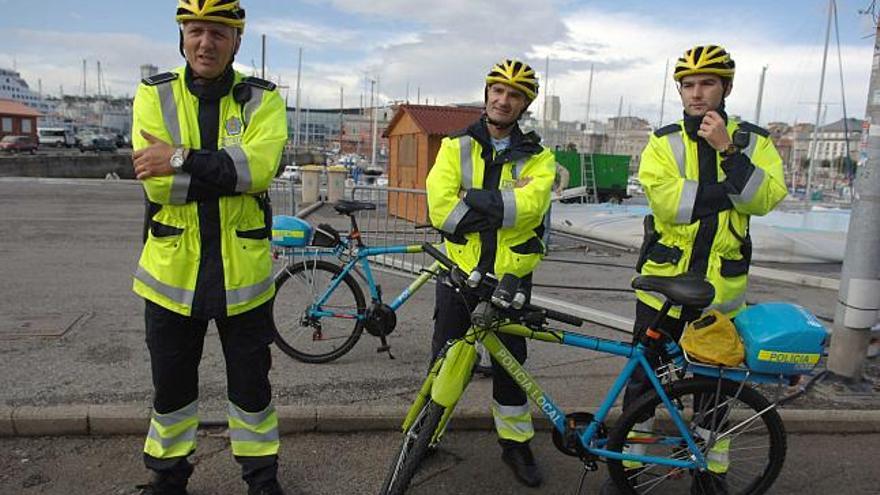 Tres de los agentes de la unidad en bicicleta. / carlos pardellas