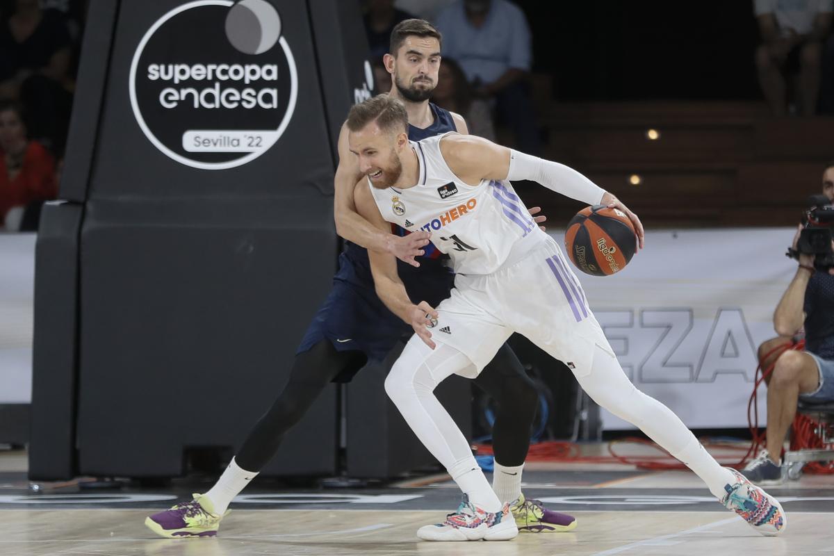 SEVILLA, 25/09/2022.- El base checo Tomas Satoransky (i), del Barcelona, defiende ante el alero bosnio Dzanan Musa (d), del Real Madrid, durante la final de la Supercopa Endrsa entre el Real Madrid y el FC Barcelona, disputada este domingo en el pabellón de San Pablo de Sevilla. EFE/ Jose Manuel Vidal.